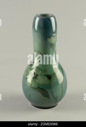 Vase, Sarah Alice Toohey, cuisine américaine, 1872–1941, poterie Rookwood, cuisine américaine, 1880 - 1967, faïence émaillée, vase en forme de bulbe conique vert marin avec décoration florale., corps en argile blanche, jeté. Corps bombeux bas, col large haut, lèvre légèrement incurvée ; pied plat. Décor discret avec branches de fleurs de cornouiller autour du corps et du cou. Fond bleu clair avec des fleurs et des feuilles vert clair. Très clair vert glaçure globale; crépitement. Intérieur et fond émaillé., Cincinnati, Ohio, Etats-Unis, 1901, céramique, Arts décoratifs, vase Banque D'Images