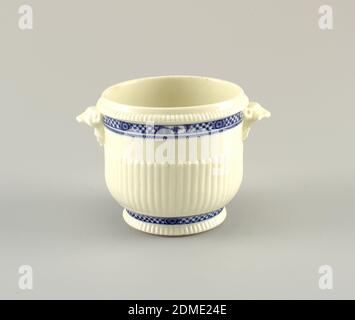 Glacière pour bouteilles de vin (Seau à demi-Bouteille), manufacture de porcelaine Saint-Cloud, française, active par 1693 - 1766, porcelaine tendre, émail vitreux, cylindrique, avec base arrondie et pied légèrement fendu, rebord en saillie et poignées à tête de ronce. Partie inférieure du corps ornée de gadgets. Bandes de diapering bleu avec des médaillons récurrents sur le cou et la base., France, ca. 1730, céramique, Arts décoratifs, cave à vin, cave à vin Banque D'Images