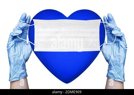 Les mains en gants tiennent le masque médical, coeur bleu blanc arrière-plan isolé, amour symbole de sécurité de la vie, protection du coronavirus, jour de la Saint-Valentin Banque D'Images