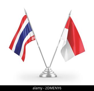 Drapeaux de table de l'Indonésie et de la Thaïlande isolés sur le rendu 3D blanc Banque D'Images