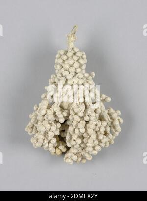 Tassel, Moyen: lin technique: Tressé et noué, pampille de lin, tressé et noué. Boucle unique attachée au centre en forme de poire d'où pendent et qui est entièrement recouvert de grappes en nouage serré., Italie, Europe, XVIIe siècle, finitions, Tassel Banque D'Images