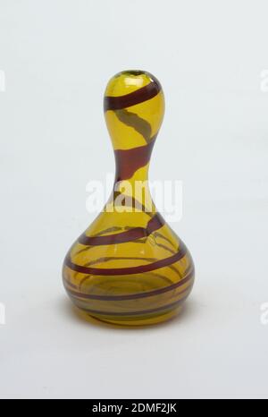 Vase, verre Favrile, vase en forme de Gourd en verre jaune avec tourbillon bordeaux., Corona, New York, Etats-Unis, ca. 1900, glasswares, Arts décoratifs, vase Banque D'Images