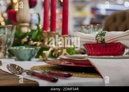 A closeup shot of decorative Christmas dinner set up within a table Banque D'Images