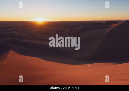 Un paysage d'immenses dunes désertiques d'Erg Chigaga en dessous La lumière du soleil au Maroc Banque D'Images