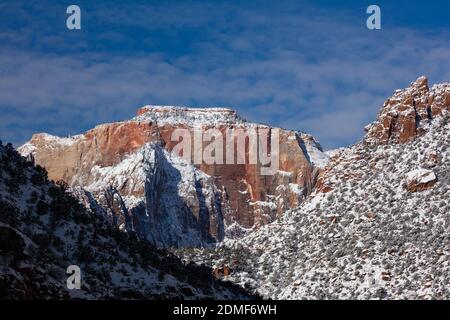 Temple de l'Ouest couvert de neige après une tempête d'hiver, parc national de Zion, Utah Banque D'Images