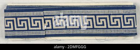 Borders, Medium: Coton technique: Bloc imprimé par méthode de résistance sur le tissage Uni, UN motif de clef grecque de bordure à l'intérieur des gardes. En blanc sur bleu, France, début du XIXe siècle, textiles imprimés, teints et peints, bordures Banque D'Images