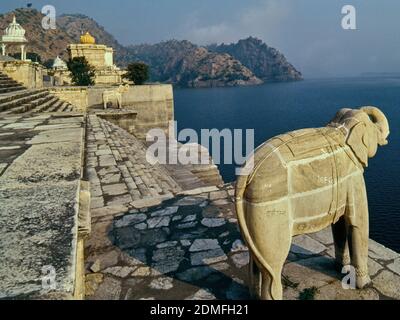 20 oct 2020 le lac Jaisamand est réputé pour être le deuxième plus grand lac artificiel d'Asie. Situé à une distance de 48 kms de la ville d'Udaipur, Banque D'Images