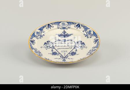 Plaque de mariage, faïence émaillée, plaque circulaire avec rebord courbé; dôme arrière, aplati au centre; peint en bleu et jaune sous-glaçure sur blanc avec un coeur surmonté d'une couronne et entouré de putti et de fleurs, inscrit à l'intérieur de 'William et / Suanna Plumer / Yarmouth / 1754'; Une bordure florale stylisée avec une bordure jaune., Delft, pays-Bas, 1754, céramique, Arts décoratifs, plaque de mariage Banque D'Images