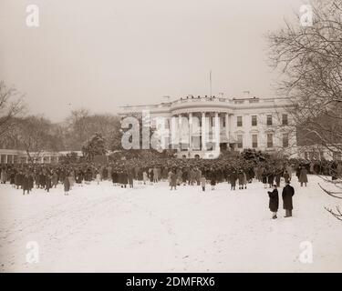 Les invités se sont réunis sur la pelouse sud de la Maison Blanche pour entendre le discours inaugural du quatrième mandat du président Franklin Delano Roosevelt en janvier 1945, Banque D'Images