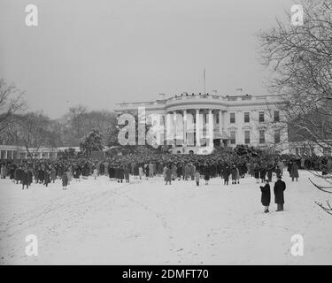 Les invités se sont réunis sur la pelouse sud de la Maison Blanche pour entendre le discours inaugural du quatrième mandat du président Franklin Delano Roosevelt en janvier 1945, Banque D'Images