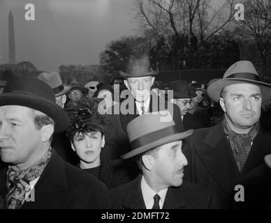 Les invités se sont réunis sur la pelouse sud de la Maison Blanche pour entendre le discours inaugural du quatrième mandat du président Franklin Delano Roosevelt en janvier 1945, Banque D'Images