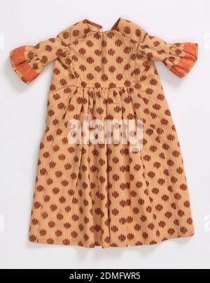 Robe pour enfant, taille moyenne : laine; finitions en soie; doublure en soie et coton technique : imprimé sur un tissage Uni, long wrapper avec ouverture avant, bandoulière tombant et manches longues au coude avec des volants profonds. Laine Havane fine imprimée avec de petites blazettes dans des tons plus profonds. Large ruban de soie rose saumon appliqué comme bordure sur les volants de manche et les fronts de duvet. Large ruban de soie blanc appliqué comme doublure sur le devant ; reste doublé de coton blanc glacé., États-Unis, 1860–70, textiles imprimés, teints et peints, robe pour enfants Banque D'Images