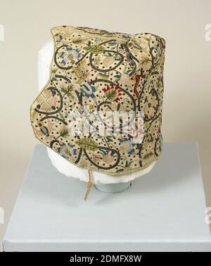 Coif, Medium: Soie et métal-enveloppé soie-coeur broderie sur la fondation de lin technique: Brodés dans la tige, corail, feuille, et chaîne points avec boucle et détaché boucle sur la fondation de tissage simple étiquette: lin brodé avec de la soie et des fils métalliques dans la tige, le corail, la feuille, la chaîne, et les points de boucles détachées, le coif de femme de lin blanc cassé, avec un point sur le front, en forme de joues, et avec un détail plissé sur la couronne. Brodés en soies de couleur claire et fils métalliques avec vignes à défilement en fils argentés métalliques encadrant les têtes de fleurs, parmi lesquelles apparaissent des chenilles Banque D'Images
