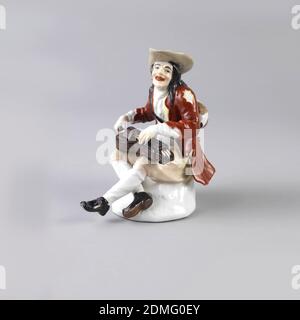 Figure d'un mendiant jouant le Hurdy-Gurdy, Meissen Porcelain Manufacefabrique, allemand, actif de 1710 à nos jours, porcelaine à pâte dure, émail vitreux, musicien souriant portant des vêtements déchirés, assis sur un affleurement blanc, jouant un hurdy-gurdy., Allemagne, 1735–1740, céramique, Arts décoratifs, figure, figure Banque D'Images