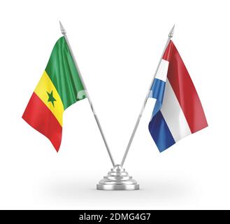 Drapeaux de table des pays-Bas et du Sénégal isolés sur le rendu 3D blanc Banque D'Images