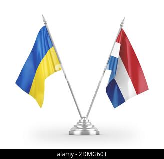 Drapeaux de table des pays-Bas et de l'Ukraine isolés sur le rendu 3D blanc Banque D'Images