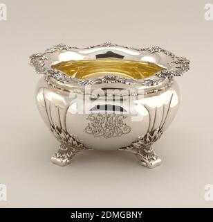 Chrysanthème, Tiffany & Company, américaine, établie en 1853, forme globulaire argent, Squat avec reeding, gravée du monogramme foliaire « RMA »; bordure ondulée avec décoration foliaire; base avec quatre pieds foliaires., New York, New York, États-Unis, 1891–1902, travail des métaux, arts décoratifs, bol à déchets, bol à déchets Banque D'Images