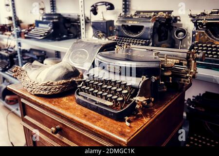 Ankara, Turquie - octobre 2020 : machines à écrire d'époque sur les étagères d'un magasin d'antiquités à Ankara, Turquie. Banque D'Images