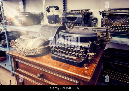 Ankara, Turquie - octobre 2020 : machines à écrire d'époque sur les étagères d'un magasin d'antiquités à Ankara, Turquie. Banque D'Images