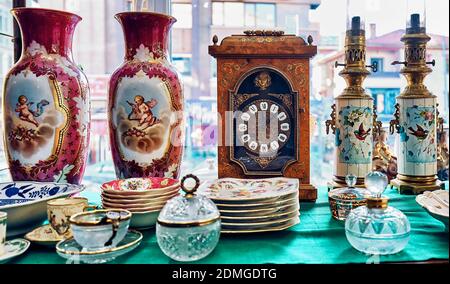 Ankara, Turquie - octobre 2020 : horloge antique, vase, lampes à kérosène, vaisselle en porcelaine et bols en cristal dans un magasin d'antiquités à Ankara, Tur Banque D'Images