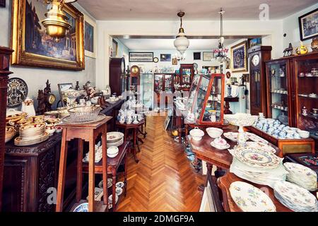 Ankara, Turquie - octobre 2020 : intérieur d'un magasin d'antiquités avec des objets et des meubles classiques anciens à Ankara, Turquie. Banque D'Images