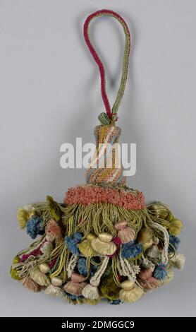 Pampille, Moyen: Soie, fil de métal, noyau en bois, jupe de silks de couleur et fils de métal avec des glands roses, blancs, bleus, verts et jaunes. Collier en soie à franges et fils métalliques en boucle. La tête est en forme de vase avec une couverture de dorure, jaune, blanc et bleu bandes spiralées sur un sol rose. Cordon de fils de soie noués rouge et vert., Espagne, XVIIIe siècle, finitions, pampille Banque D'Images