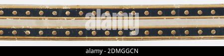 Bordure, papier imprimé et floqué, bande grise large centrale; au-dessus et en dessous, bandes bleues flock contenant des bossages jaunes neutres régulièrement espacés., Angleterre, env. 1850, revêtements muraux, bordure Banque D'Images