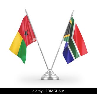 Drapeaux de table d'Afrique du Sud et de Guinée-Bissau isolés sur la 3D blanche rendu Banque D'Images