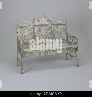 Banc, fonte et fer peint, banc en fer pour trois personnes peint en blanc. Motif en forme de cœur sur le tablier. Dossier à couronne et à défilement., Brooklyn, New York, Etats-Unis, 19e siècle, mobilier, Arts décoratifs, Banc Banque D'Images