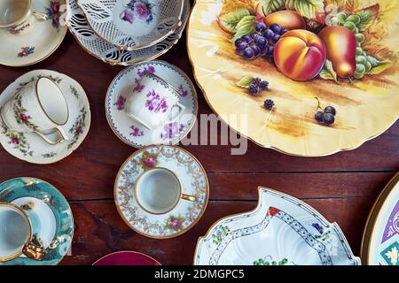 Ankara, Turquie - octobre 2020 : vaisselle en porcelaine d'époque et tasses de café turques exposées dans un magasin d'antiquités à Ankara, Turquie. Banque D'Images