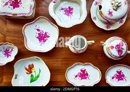 Ankara, Turquie - octobre 2020 : vaisselle en porcelaine d'époque, petites assiettes et un crémier dans un magasin d'antiquités d'Ankara, Turquie. Banque D'Images