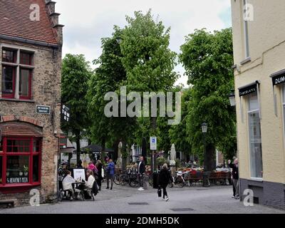 BRUGES, BELGIQUE - 10 mai 2019: Belgique, Bruges, Sint-Salvators, Koorstraat/ 10 2019 11 mai 53:00/ scène de rue, vue de la place avec les marcheurs, si Banque D'Images