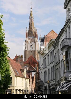 BRUGES, BELGIQUE - 10 mai 2019 : Belgique, Bruges, 10 2019 4.43 mai, tour de l'église, Église de notre-Dame en arrière-plan. Au premier plan, le Banque D'Images