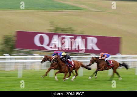 Photo du dossier datée du 28-07-2020 de Stradivarius, monté par Frankie Dettori Riding (au centre), remporte la Al Shaqab Goodwood Cup au cours de la première journée du Goodwood Festival à Goodwood Racecourse, Chichester. Banque D'Images
