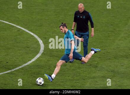 Photo du dossier en date du 25-05-2018 de Gareth Bale (à gauche) du Real Madrid et de la gestionnaire Zinedine Zidane. Banque D'Images