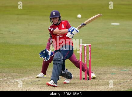 Photo du dossier datée du 26-09-2020 des chauves-souris Natalie Sciver d'Angleterre lors du troisième match IT20 de vitalité au terrain du comté d'Incora, à Derby. Banque D'Images