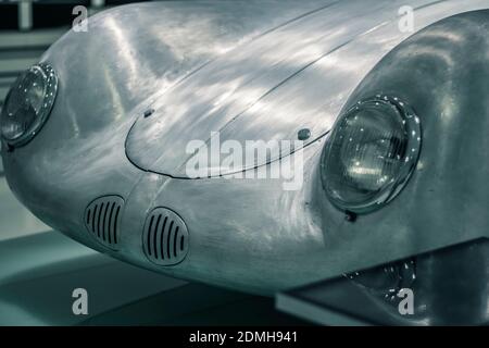 STUTTGART, Allemagne 6 mars 2020 : 1939 Porsche Type 64 (Typ 64) au musée Porsche. La conception de la carrosserie a été réalisée par la Porsche Büro après des essais en soufflerie Banque D'Images