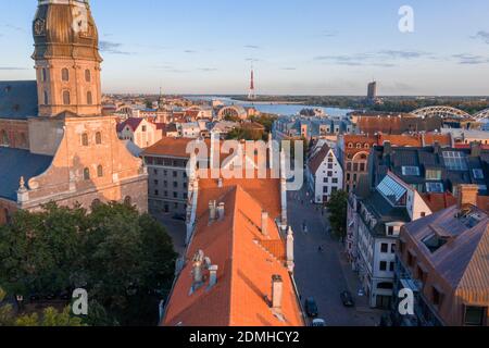 Une vue magnifique sur le lever du soleil au-dessus de l'église Saint-Pierre dans le centre de Riga, en Lettonie. Banque D'Images