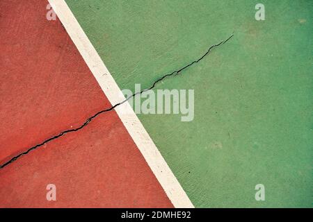 Sol de tennis en terre battue avec une ligne et un fissure Banque D'Images