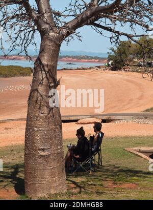 Touristes se détendant à l'ombre d'un Boab (Adansonia gregorii), à Broome's Town Beach, Australie occidentale Banque D'Images