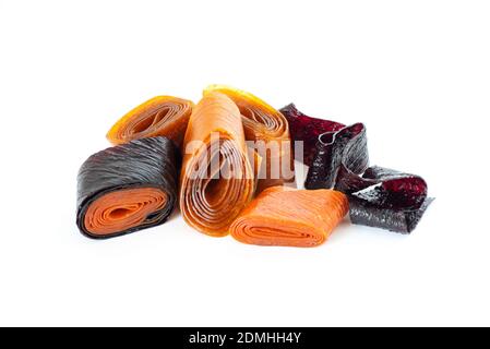 pastilles de fruits à base de pommes et d'abricots, de cassis et de bleuets, de feuilles séchées de fruits en purée et de baies. Aliments biologiques. Produits naturels. Banque D'Images