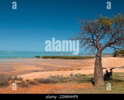 Touristes se détendant à l'ombre d'un Boab (Adansonia gregorii), à Broome's Town Beach, Australie occidentale Banque D'Images