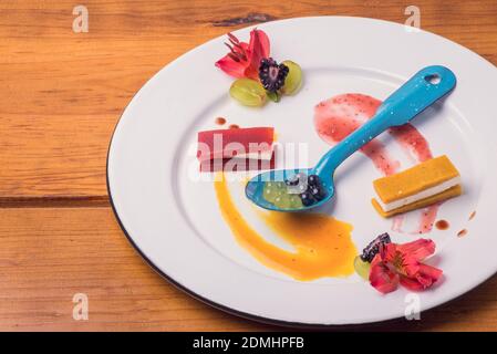 Un dessert mexicain gastronomique avec du fromage de goyave sucré une table en bois Banque D'Images