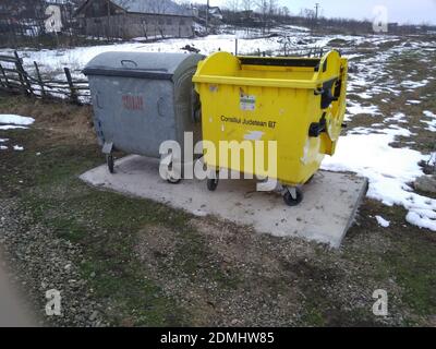 Les deux grandes poubelles à l'extérieur Banque D'Images