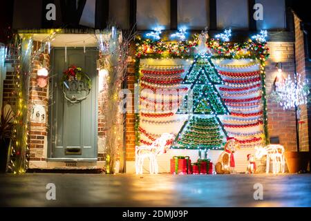 Les illuminations de Noël s'affichent sur les maisons de Lower Morden Lane, dans le sud de Londres, où les résidents demandent aux visiteurs de faire un don caritatif au profit de l'Hospice de Saint-Raphaël, une étape à la fois, et du maire de la Charity Trust de Merton. Banque D'Images