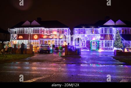 Les illuminations de Noël s'affichent sur les maisons de Lower Morden Lane, dans le sud de Londres, où les résidents demandent aux visiteurs de faire un don caritatif au profit de l'Hospice de Saint-Raphaël, une étape à la fois, et du maire de la Charity Trust de Merton. Banque D'Images