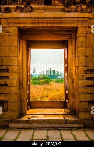 HAMP, INDE - 11 novembre 2014 : les rues animées et les temples anciens de Hampi Karnataka, les gens colorés, la culture et la nature. Wanderlust Inde. Banque D'Images