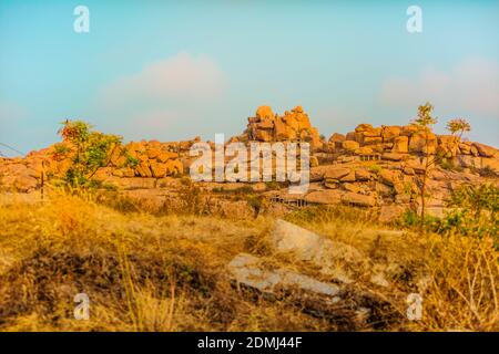 HAMP, INDE - 11 novembre 2014 : les rues animées et les temples anciens de Hampi Karnataka, les gens colorés, la culture et la nature. Wanderlust Inde. Banque D'Images