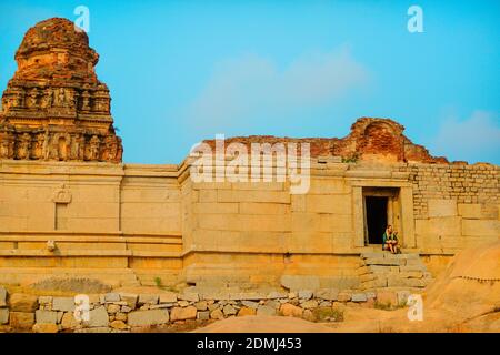 HAMP, INDE - 11 novembre 2014 : les rues animées et les temples anciens de Hampi Karnataka, les gens colorés, la culture et la nature. Wanderlust Inde. Banque D'Images