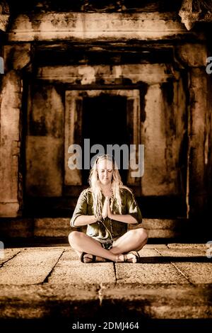 HAMP, INDE - 11 novembre 2014 : les rues animées et les temples anciens de Hampi Karnataka, les gens colorés, la culture et la nature. Wanderlust Inde. Banque D'Images